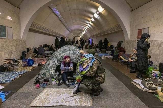 В Киеве появились стикеры с призывами отказаться от метро.