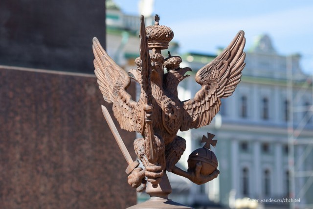 Почему на гербе Российской Федерации две головы, но три короны
