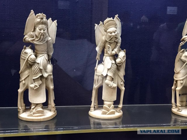 Стоит статуя посреди заката а место уя большая лопата...