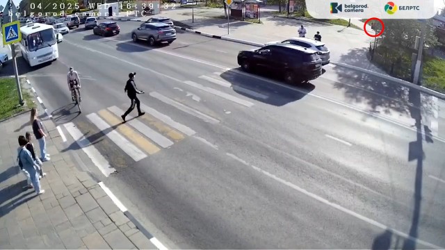 Пешеход  решил перейти дорогу на красный