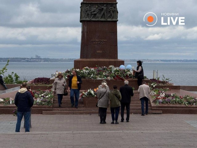 Одесситы пришли возложить цветы к памятнику неизвестному матросу на Аллее Славы