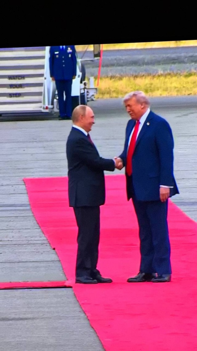 Путин вылетел на Аляску, пишет Bloomberg