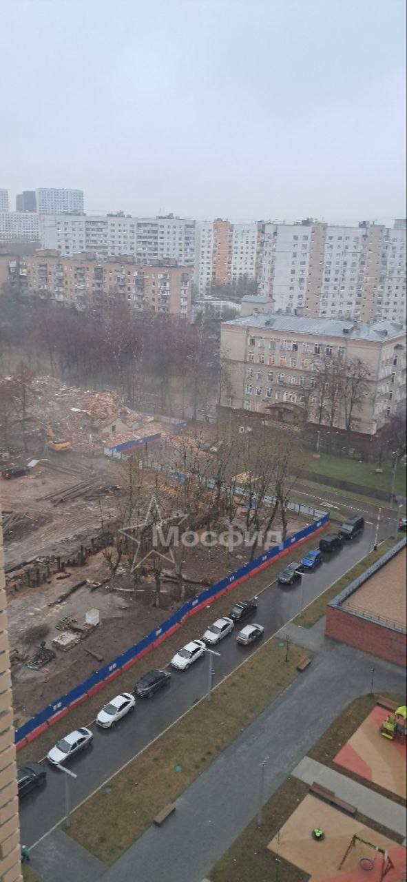 Часть стены дома рухнула на машины в Люблино