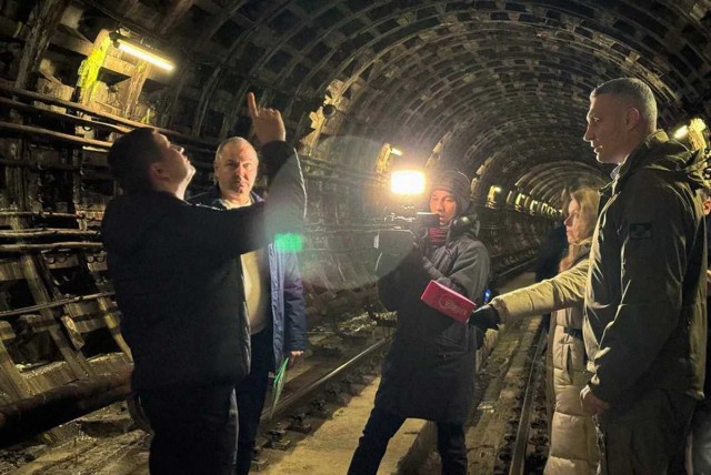 В Киеве из-за блэкаута около 500 человек оказались заблокированы в поездах метро