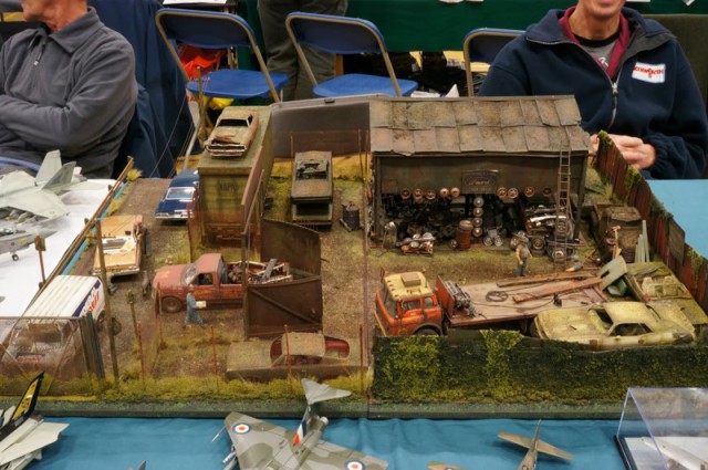 Диорама Garage Ford Thunderbird Convertible 1955 в гараже