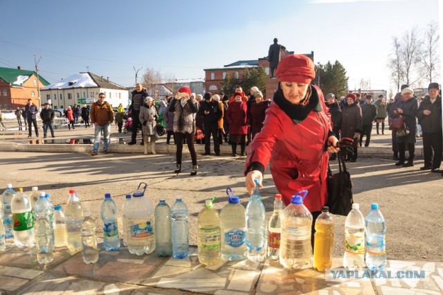 В Тайге жители принесли бутылки с водой на крыльцо администрации. Второй год в воде марганец и фенол превышает нормы.