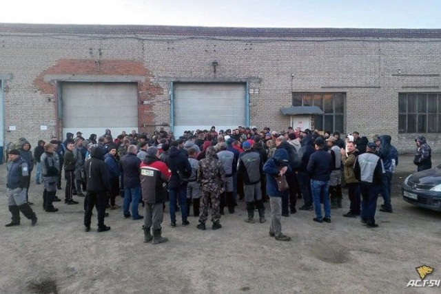 В Новосибирске водители мусоровозов устроили забастовку