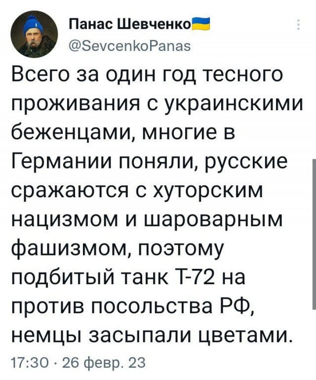 Люди в Берлине несут цветы к российскому танку