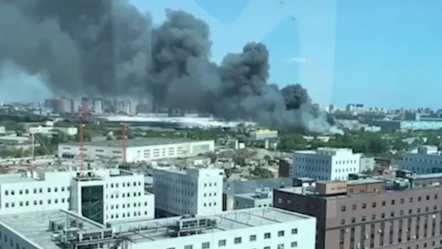 На Южнопортовой улице в Печатниках вспыхнул ангар