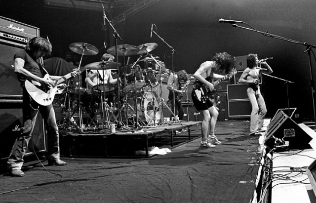Музыка и музыканты: AC/DC по дороге в АД