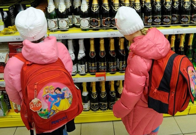 Школьникам хотят запретить заходить в алкомаркеты — даже просто посмотреть.
