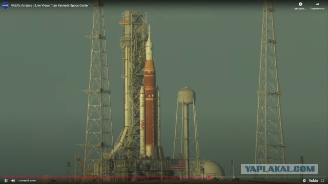 Транспортер NASA выехал за лунной ракетой.