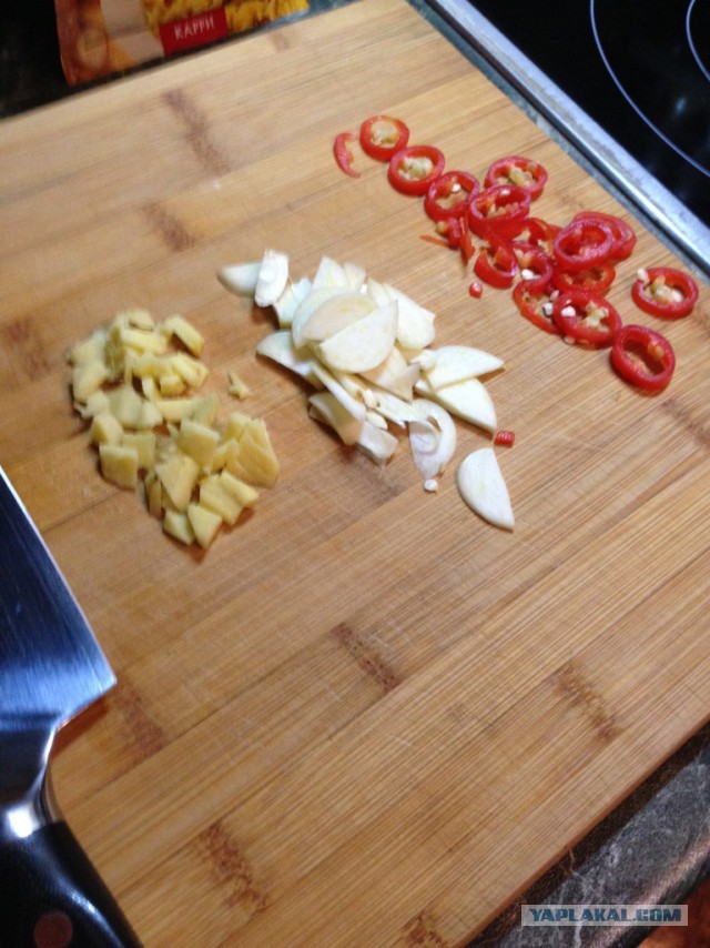 Свинина карри на листьях салата