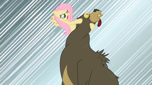 Питбуль атакует лошадь