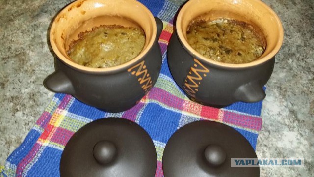 Драники в горшочках с мясом и грибами.