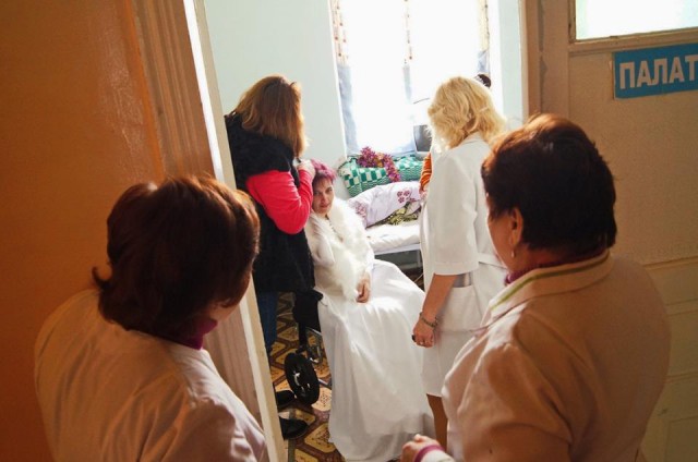 Жизнь продолжается. Свадьба в донецком хосписе.