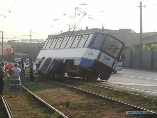 Приподнял трамвай