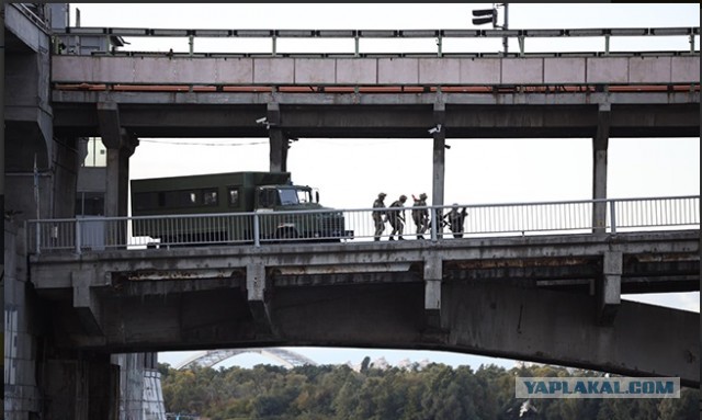 В Киеве неизвестный угрожает взорвать мост метро