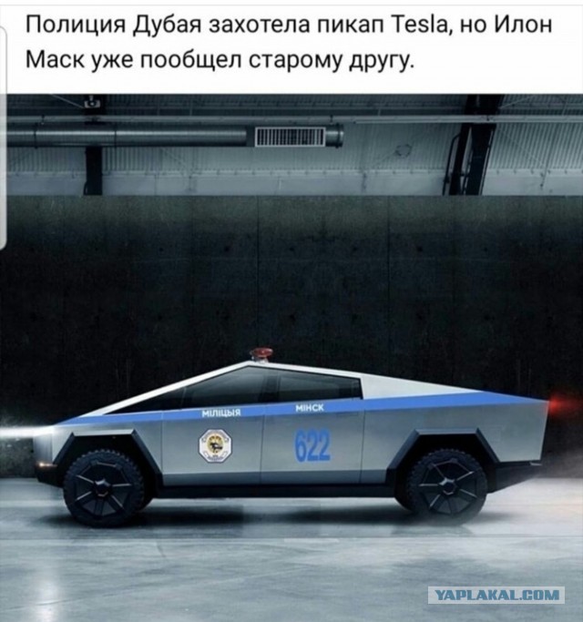 Cybertruck, собранный в гараже, разъезжает по дорогам Москвы