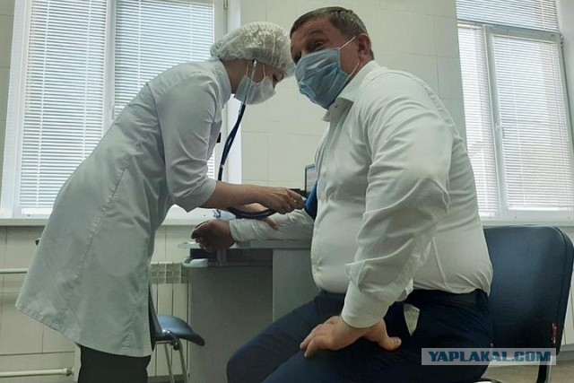 Разрушение фейка: Губернатору Волгоградской области Андрею Бочарову сделали прививку через рубашку