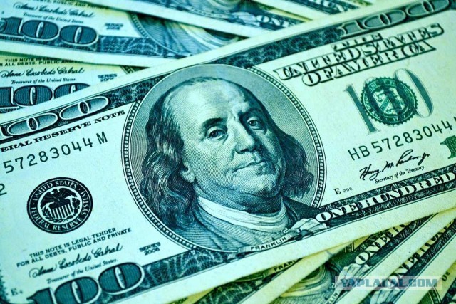 SWIFT отметили, что доля доллара в мировых расчетах в феврале сократилась до 38,85%