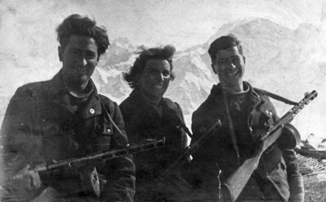 Фотографии связанных с историей Красной и Советской Армии.