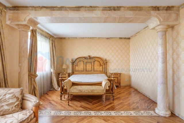 Людовик 14 тоже валит от призыва и продает свой Версаль