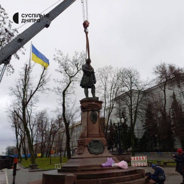 В Днепропетровске снесли памятник Михаилу Ломоносову