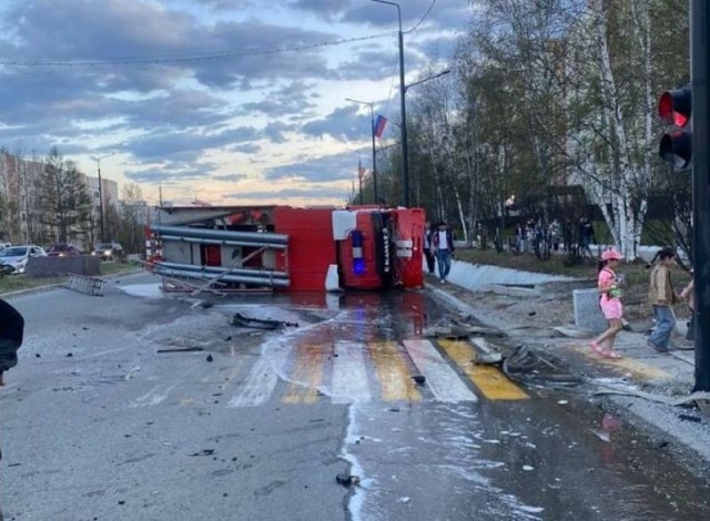 Сегодня в Тынде автомобиль протаранил пожарный КамАЗ, который от удара перевернулся.