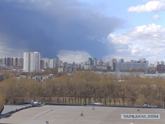 Пермь накрыло густым чёрным дымом — местные делятся жуткими кадрами