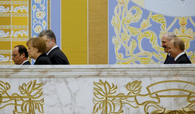 Путин потер руки после рукопожатия с Порошенко