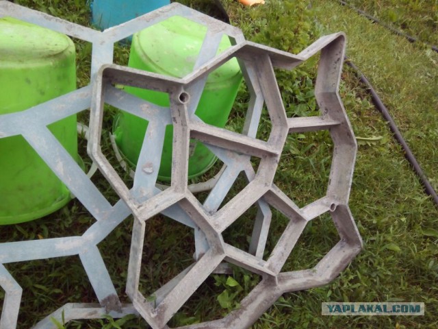 Садовая дорожка и скамейка для отдыха