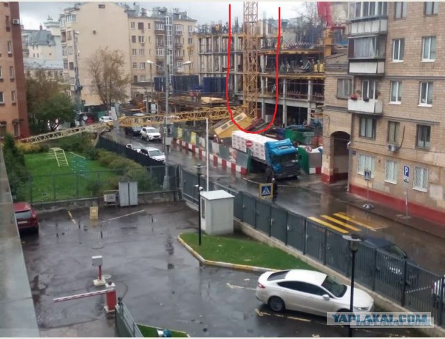 Строительный кран упал на детский сад в Москве