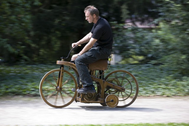 Деревянный мотоцикл от Даймлера из 19 века