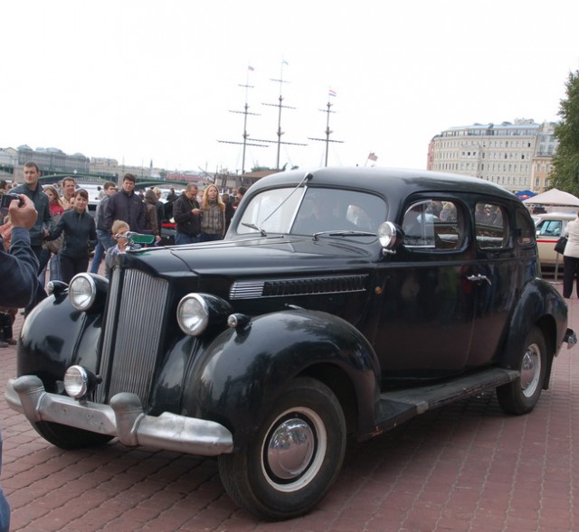 Авто Вернисаж на Неве.