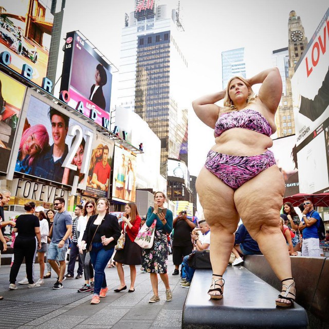 150-килограммовая модель вышла на улицу в бикини и стала жертвой домогательств