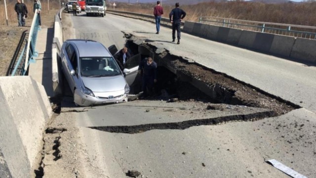 Обрушение моста в Приморье. В ловушку угодила легковая машина