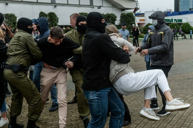 Белорусские женщины сопротивляются задержанию на акции солидарности с Марией Колесниковой