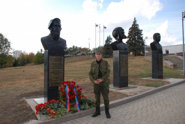Памятник легендарному Мотороле открыт в центре Донецка