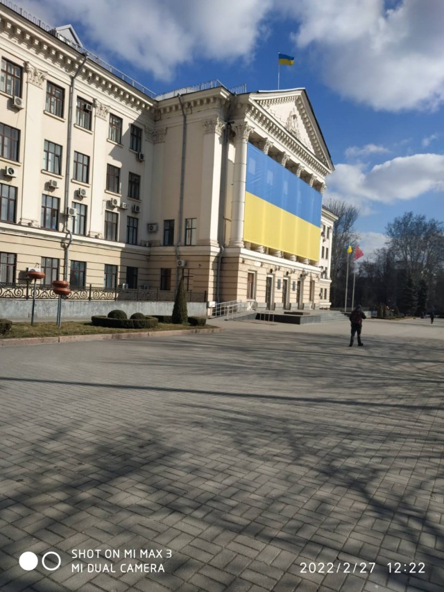 Жители Запорожья принялись снимать со столбов украинские флаги
