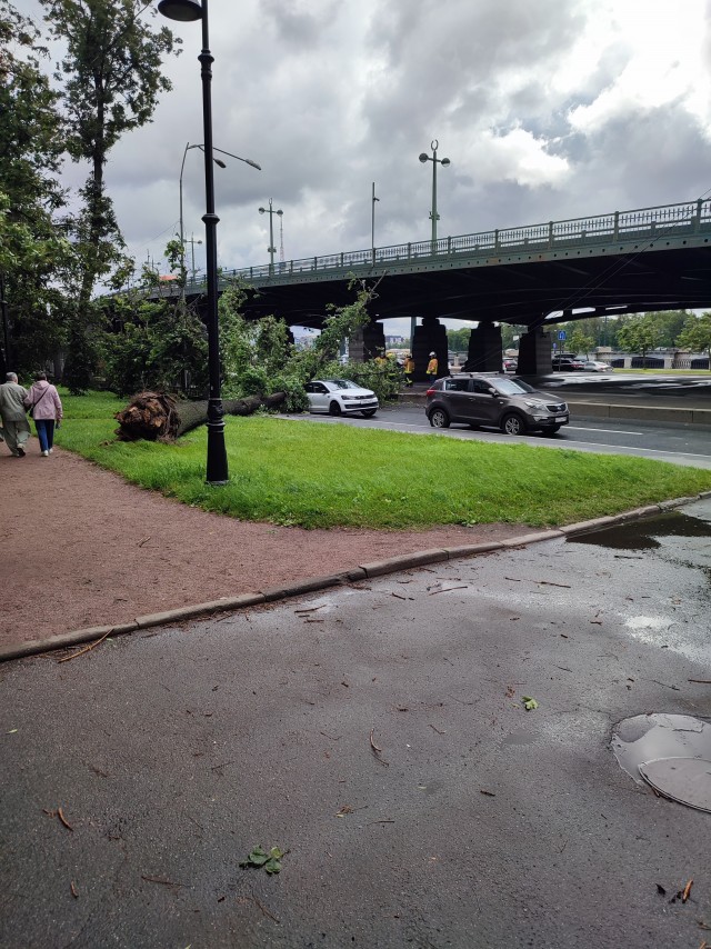Синоптики не соврали: в Санкт-Петербурге закрыли дамбу. Уровень воды с внешней стороны уже выше 180 см