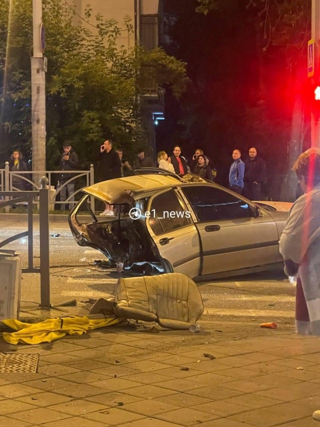 Машину разорвало попалам после ДТП в Екатеринбурге
