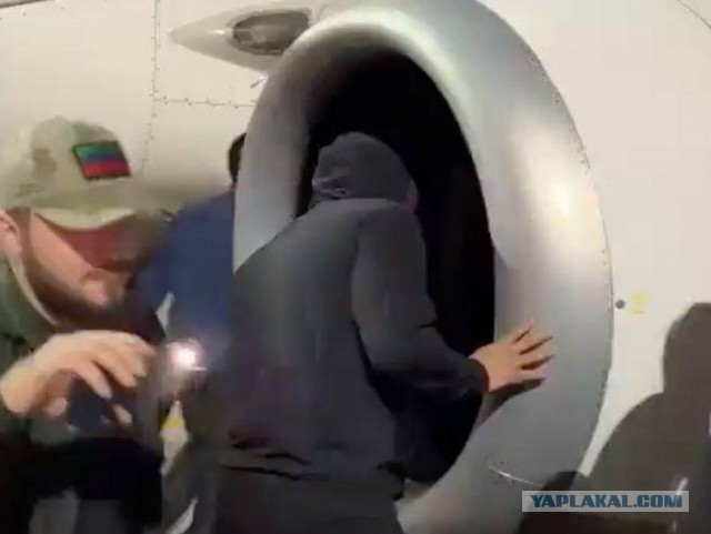 Жители Москвы несут цветы к посольству Ирана