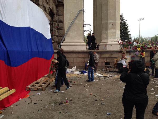 Одесситы вывешивают огромный флаг России