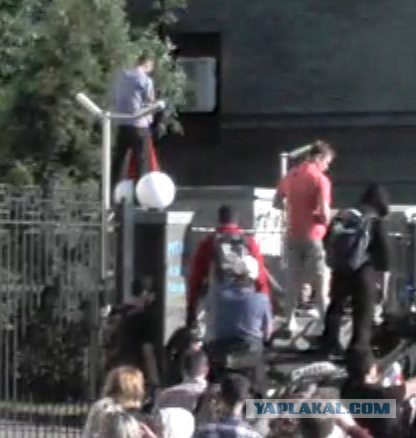 Педерасты сняли флаг России у посольства