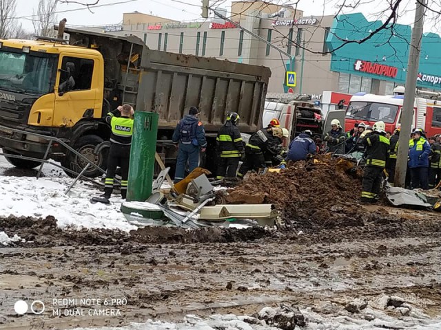 В Москве многотонный грузовик с землей занесло после аварии, и он опрокинулся прямо на такси