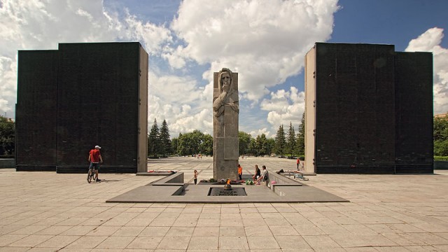Советские монументы и уличные памятники