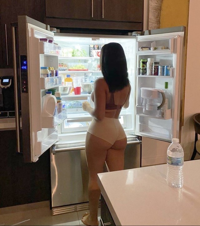 Девушки заглядывают в холодильник
