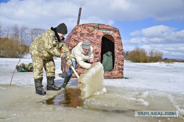Баня на льду замерзшей реки