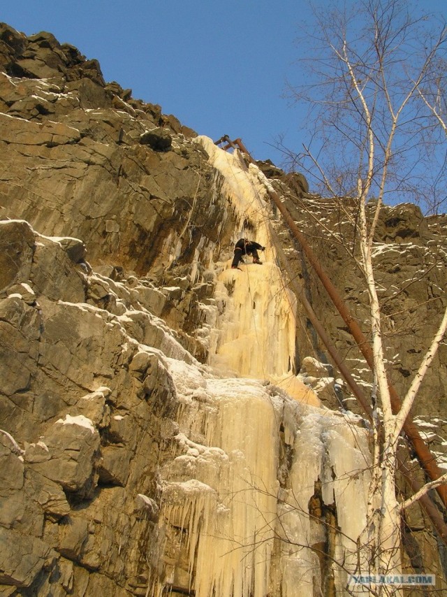Покоряя 200-метровый замерзший водопад